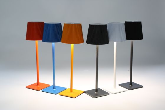 Lampada da tavolo a led regolabile con funzione di cambio colore AC100 - 240V Voltaggio di ingresso ricaricabile
